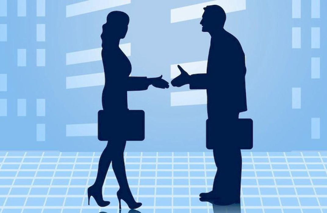 3 yếu tố quyết định thành công trong giao tiếp - Ánh mắt, nụ cười và khoảng cách