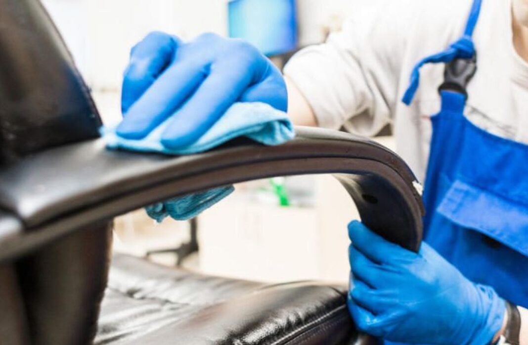 Công đoạn dọn dẹp bàn ghế văn phòng: Hướng dẫn chi tiết từ A-Z