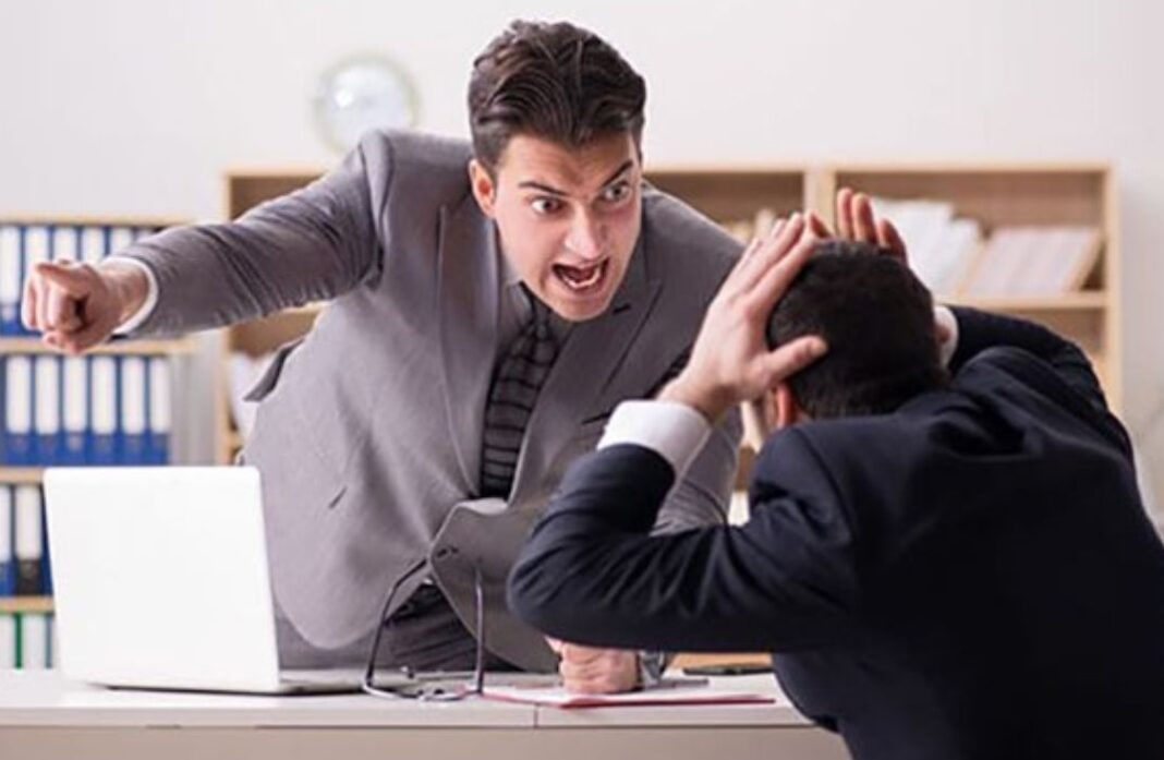 Cách ứng xử chuyên nghiệp khi bị sếp mắng, giao việc khó hoặc thiên vị