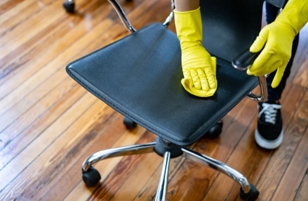 Công đoạn dọn dẹp bàn ghế văn phòng: Hướng dẫn chi tiết từ A-Z