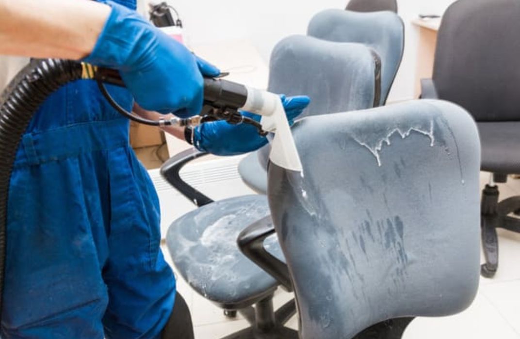 Công đoạn dọn dẹp bàn ghế văn phòng: Hướng dẫn chi tiết từ A-Z