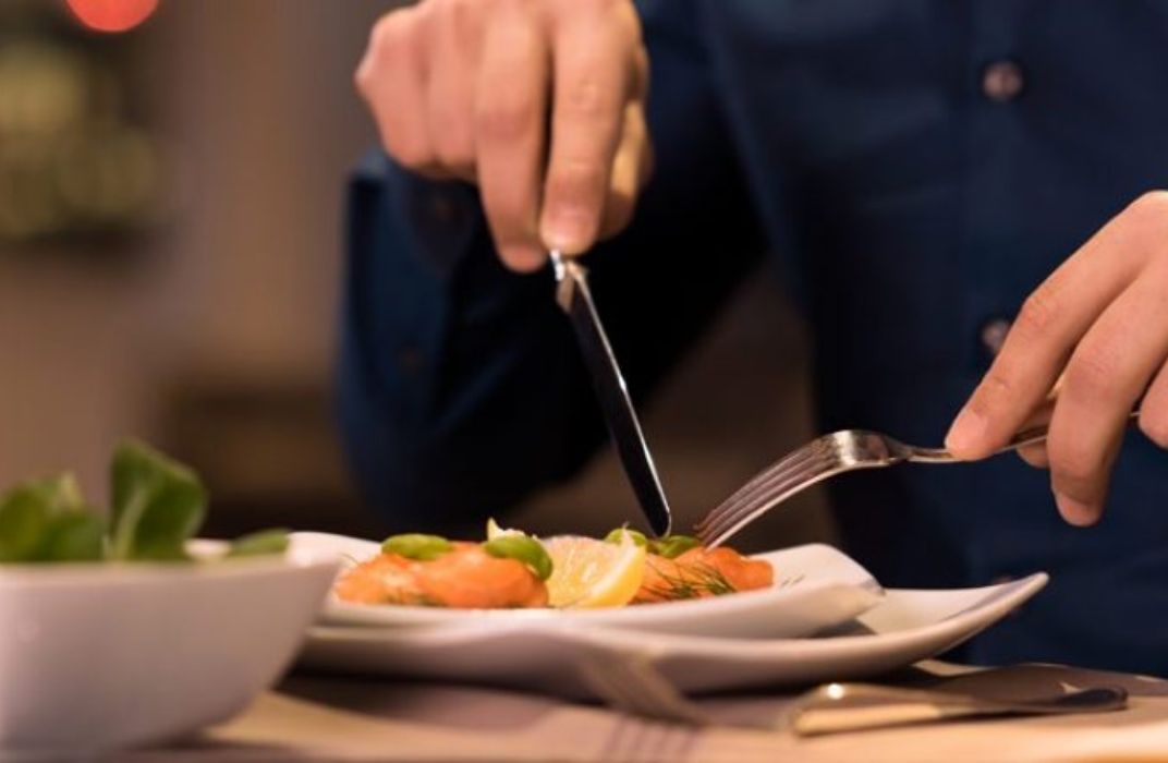 Nghệ thuật giao tiếp trên bàn tiệc - Cách nói chuyện tinh tế, duyên dáng