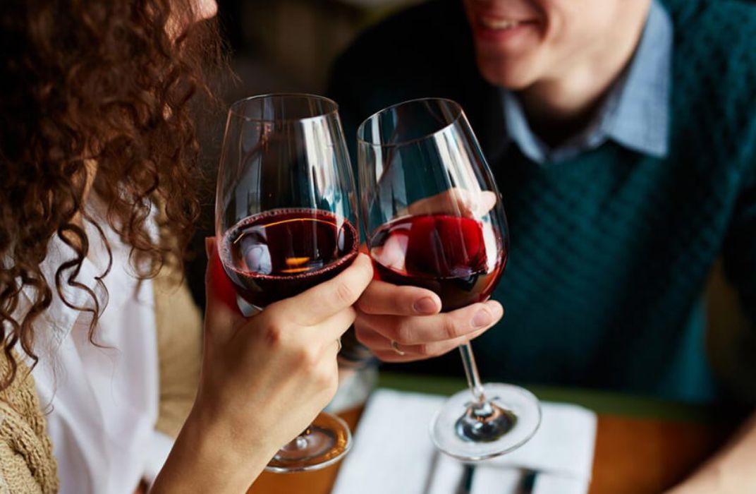 Nghệ thuật giao tiếp trong bàn tiệc - Cách nói chuyện tinh tế, duyên dáng