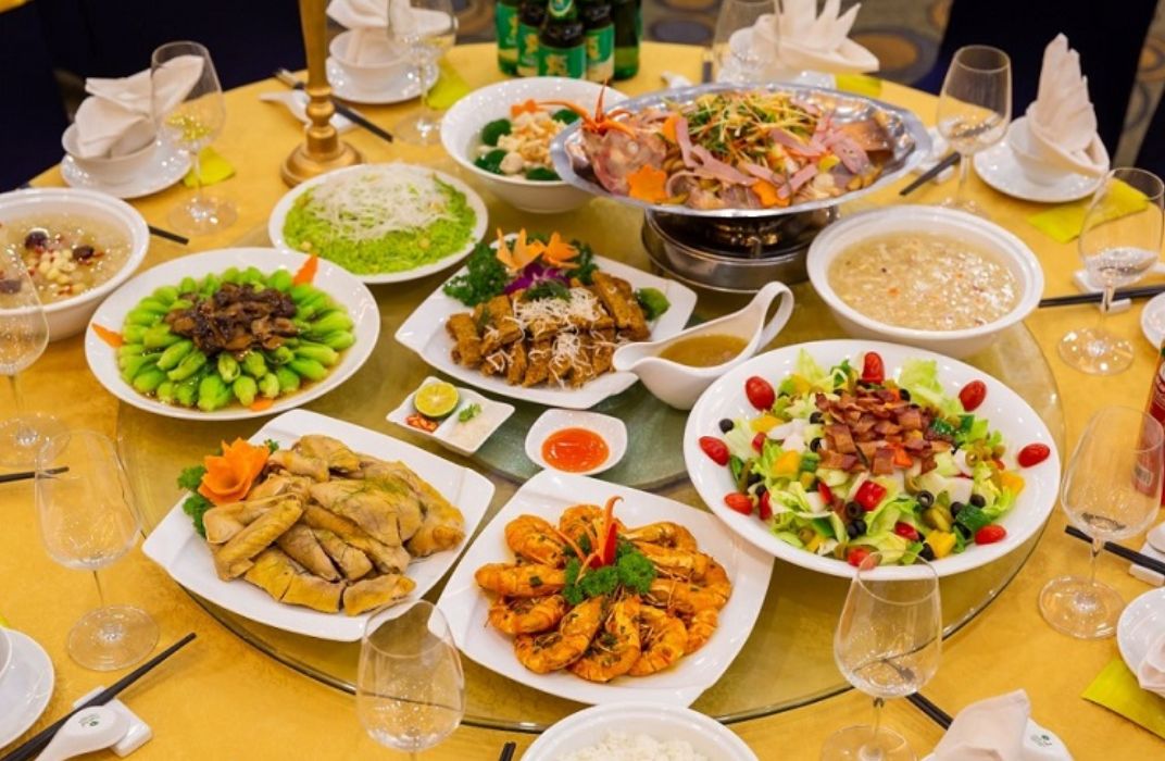 Nghệ thuật giao tiếp trong bàn tiệc - Cách nói chuyện tinh tế, duyên dáng