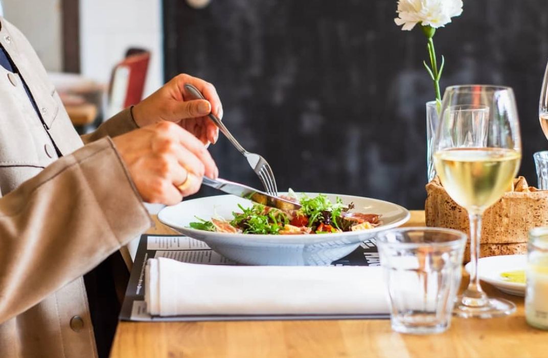 Nghệ thuật giao tiếp trong bàn tiệc - Cách nói chuyện tinh tế, duyên dáng