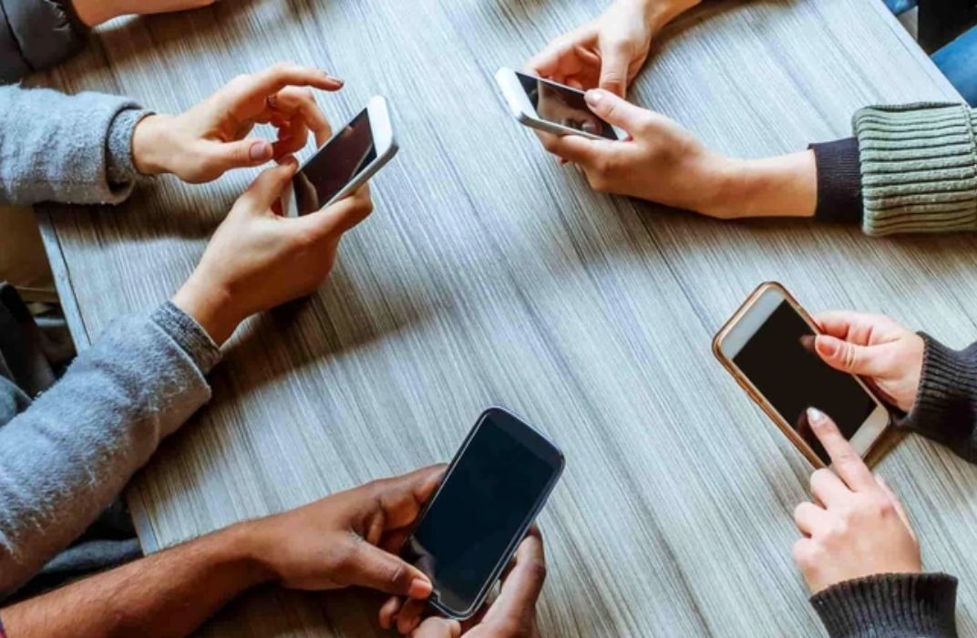 Tại sao chúng ta nghiện điện thoại? Giải mã tâm lý đằng sau màn hình