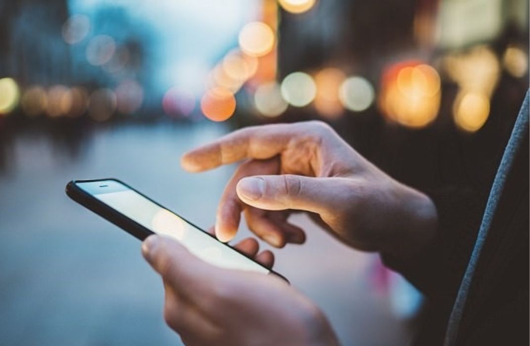 Tại sao chúng ta nghiện điện thoại? Giải mã tâm lý đằng sau màn hình