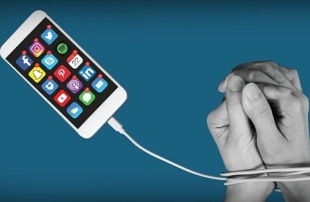 Tại sao chúng ta nghiện điện thoại? Giải mã tâm lý đằng sau màn hình