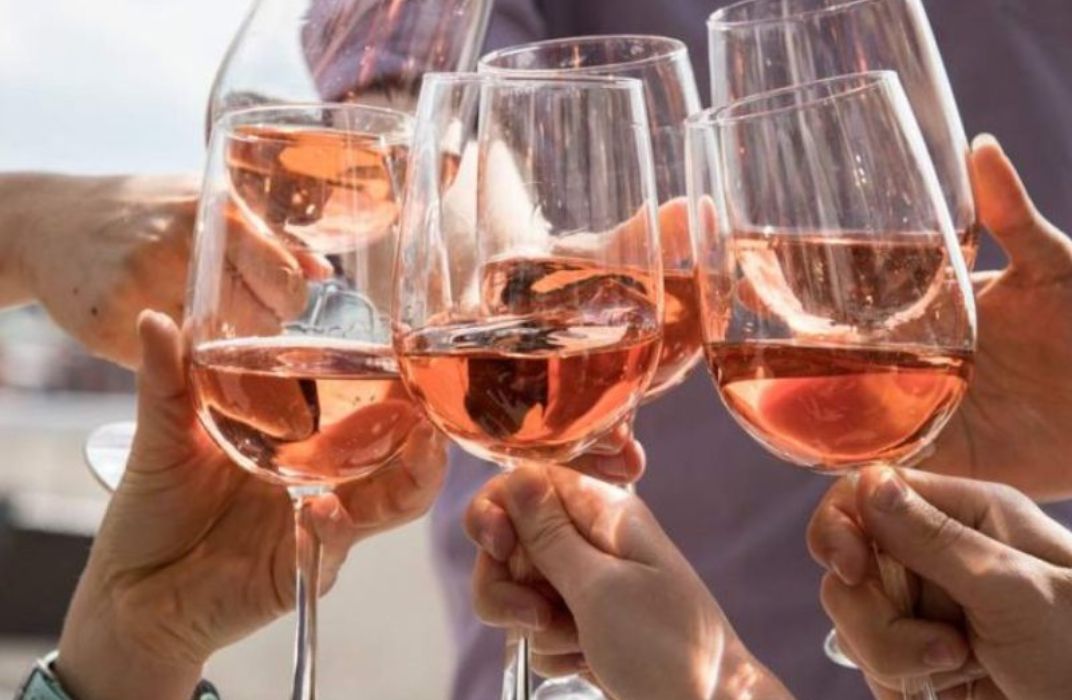 Ứng xử bàn tiệc: Nghệ thuật mời rượu