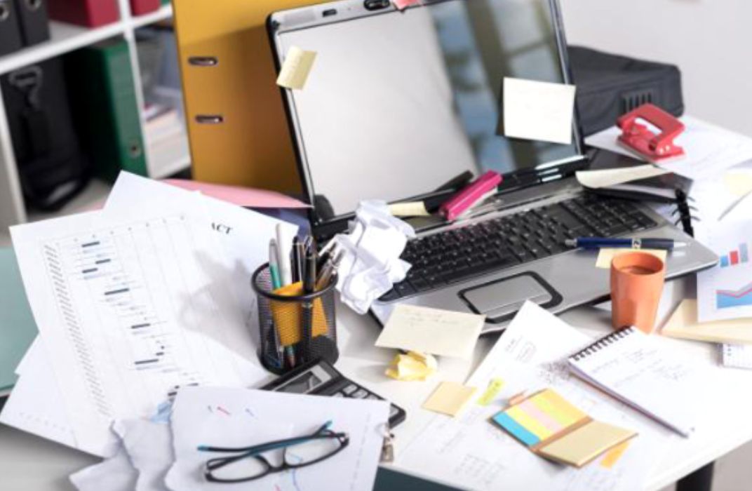 Hướng dẫn vệ sinh bàn làm việc, thiết bị và sàn văn phòng đúng chuẩn