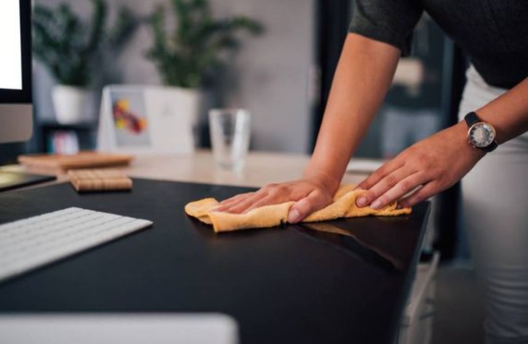 Hướng dẫn vệ sinh bàn làm việc, thiết bị và sàn văn phòng đúng chuẩn