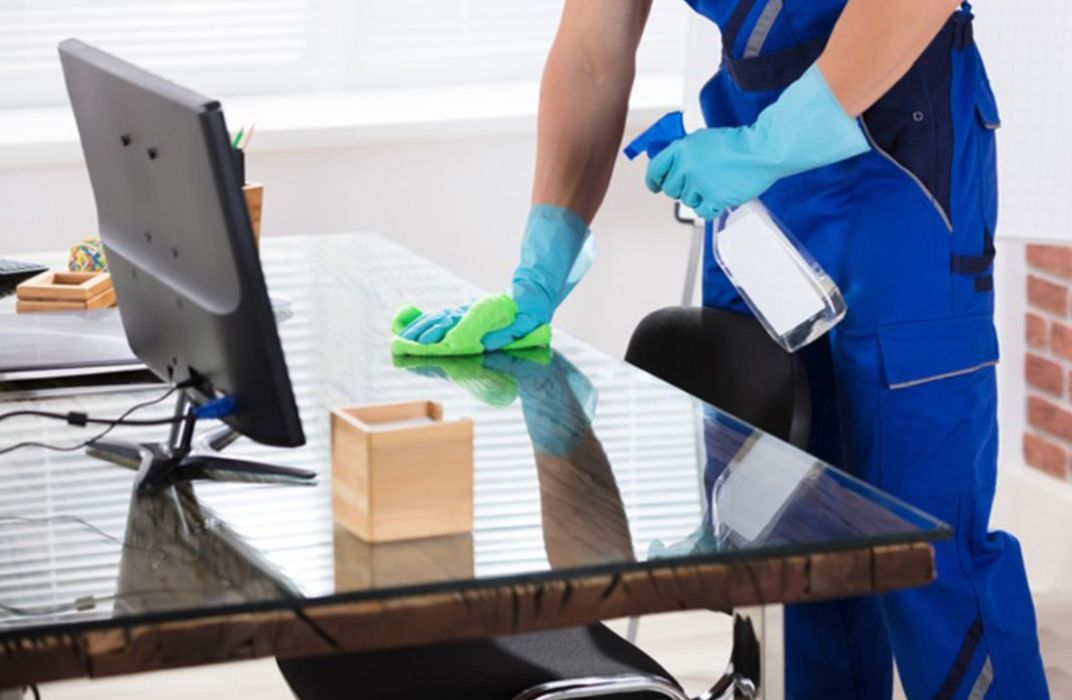 Hướng dẫn vệ sinh bàn làm việc, thiết bị và sàn văn phòng đúng chuẩn